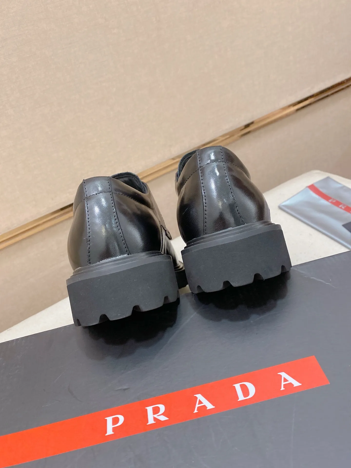 Factory price 640💰 🍁🍁High version High-quality new PRADA (Prada) counters are launched simultaneously, new men's shoes, 😘fabrics are selected from imported lacquered first-layer cowhide, and imported cowhide lining. 👍🏿 High-end ☄️ air-cushion molded anti-slip rubber outsole, exquisite lines, simple and elegant, comfortable and high-end for leisure travel. Code number: 38 to 45